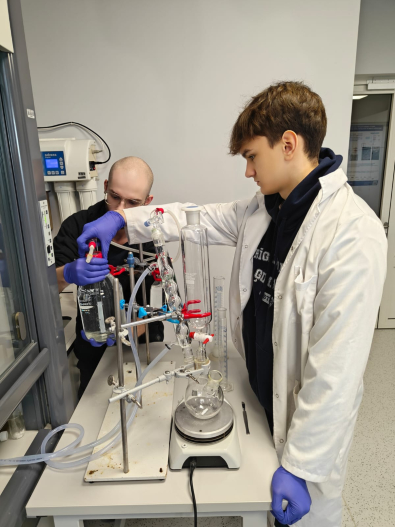 Lacise ZPD | Gustavs Lukašs – Rīgas Valsts 1. ģimnāzijas 11. klases skolēns laboratorijā