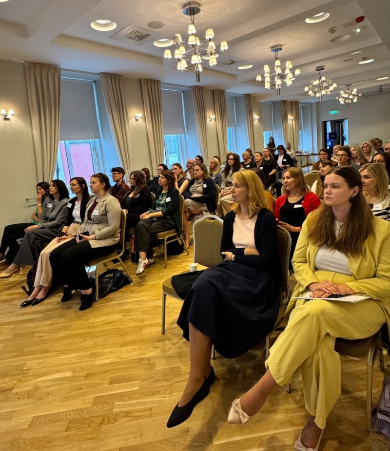 Liene Levada (no kreisās) un Nika Aleksejeva zinātnes komunikatoru darbseminārā "Kopā par zinātni"