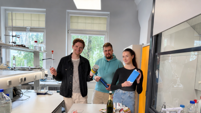 Atkritumu šķirošanas izaicinājums ar dalībniekiem laboratorijā. 