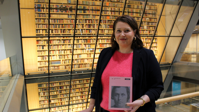 FLPP projekta vadītāja Eva Eglāja-Kristsone, Latvijas Universitātes Literatūras, folkloras un mākslas institūta vadošā pētniece Latvijas Nacionālajā bibliotēkā