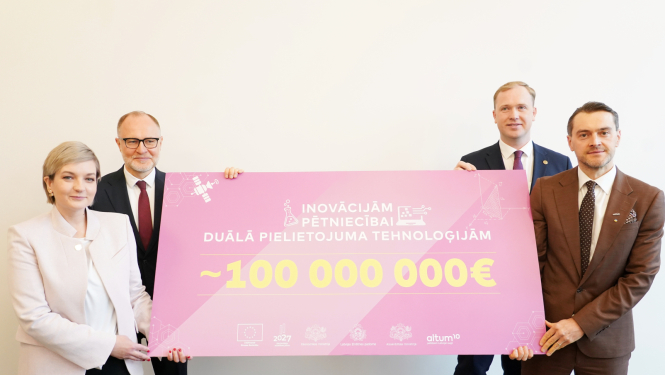 No kreisās: Latvijas Zinātnes padomes direktore Lauma Muižniece, Aizsardzības ministrs Andris Sprūds, Ekonomikas ministrs Viktors Valainis, ALTUM valdes priekšsēdētājs Reinis Bērziņš.