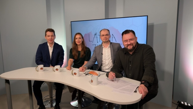 Latvijas Universitātes vadošais pētnieks Artis Kinēns, “BioPhoT” mentore Kaija Kurme-Jansone, projekta biznesa attīstītājs Jurijs Jastržembskis un raidījuma vadītājs Gustavs Terzens Radio SWH TV studijā