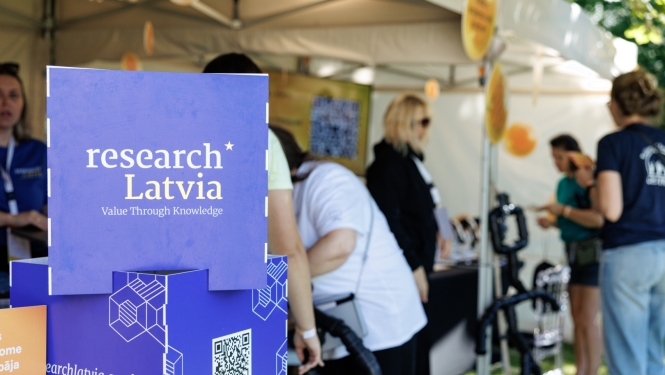 Ilustratīvs attēls ar researchLatvia informatīvajiem kubiem, uz kuriem attēlots projekta logo un qr kods