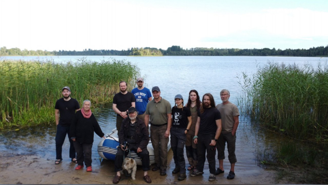 Indzera Cepurītes salas arheleoģisko pētījumu komanda - no kreisās K.M. Molls, M. Urtāne, izrakumu vadītājs J. Urtāns, J. Meinerts, M. Kalniņš, L. Markūns, A.čakare, K. J. Neumann, M. Kļaviņš, S. Vārpiņš. Foto K. M. Molls