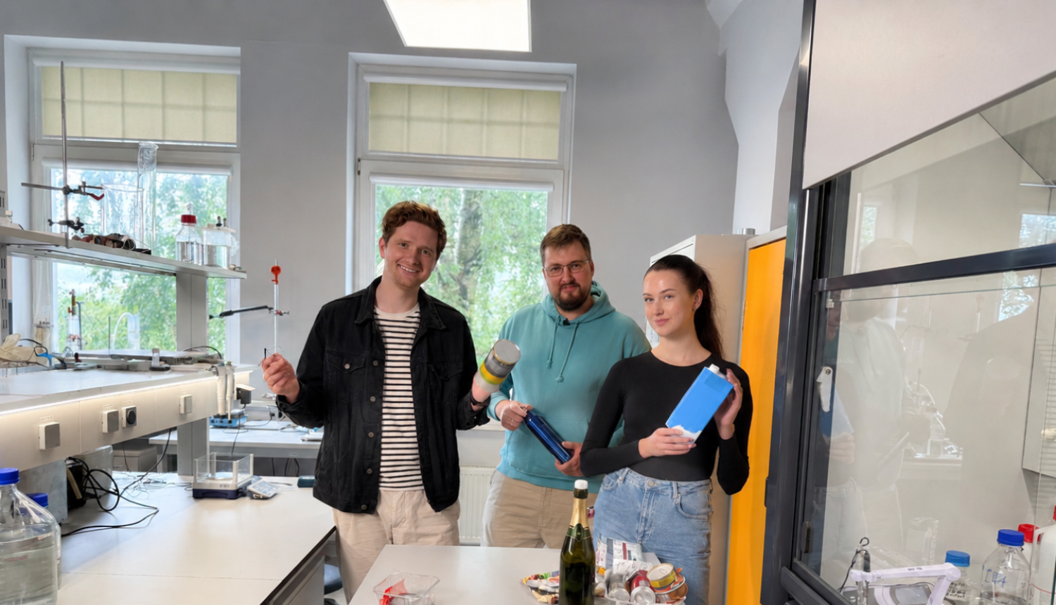 Atkritumu šķirošanas izaicinājums ar dalībniekiem laboratorijā. 