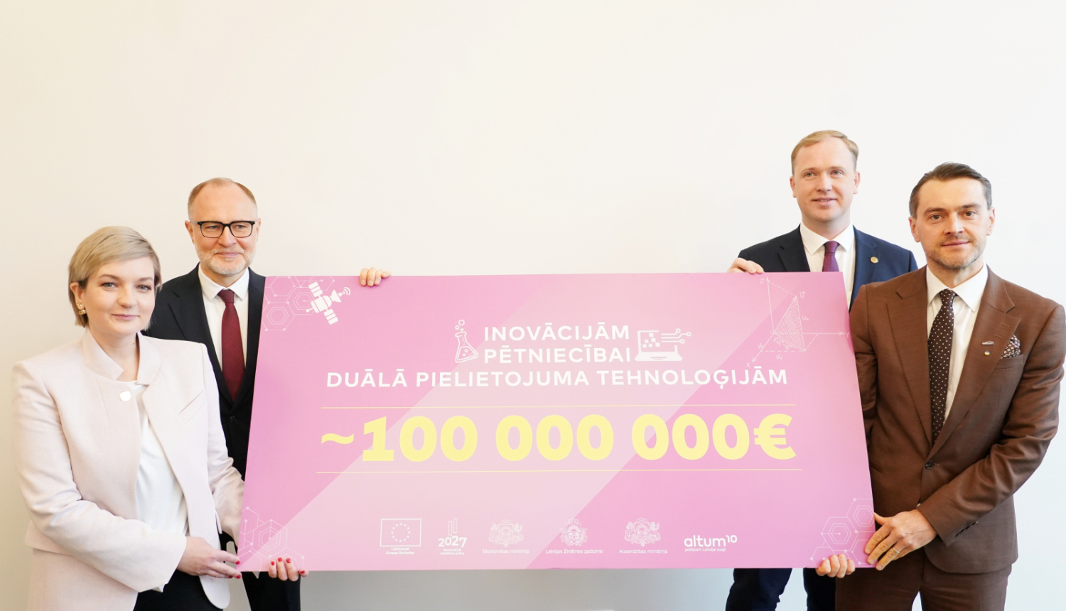 No kreisās: Latvijas Zinātnes padomes direktore Lauma Muižniece, Aizsardzības ministrs Andris Sprūds, Ekonomikas ministrs Viktors Valainis, ALTUM valdes priekšsēdētājs Reinis Bērziņš.
