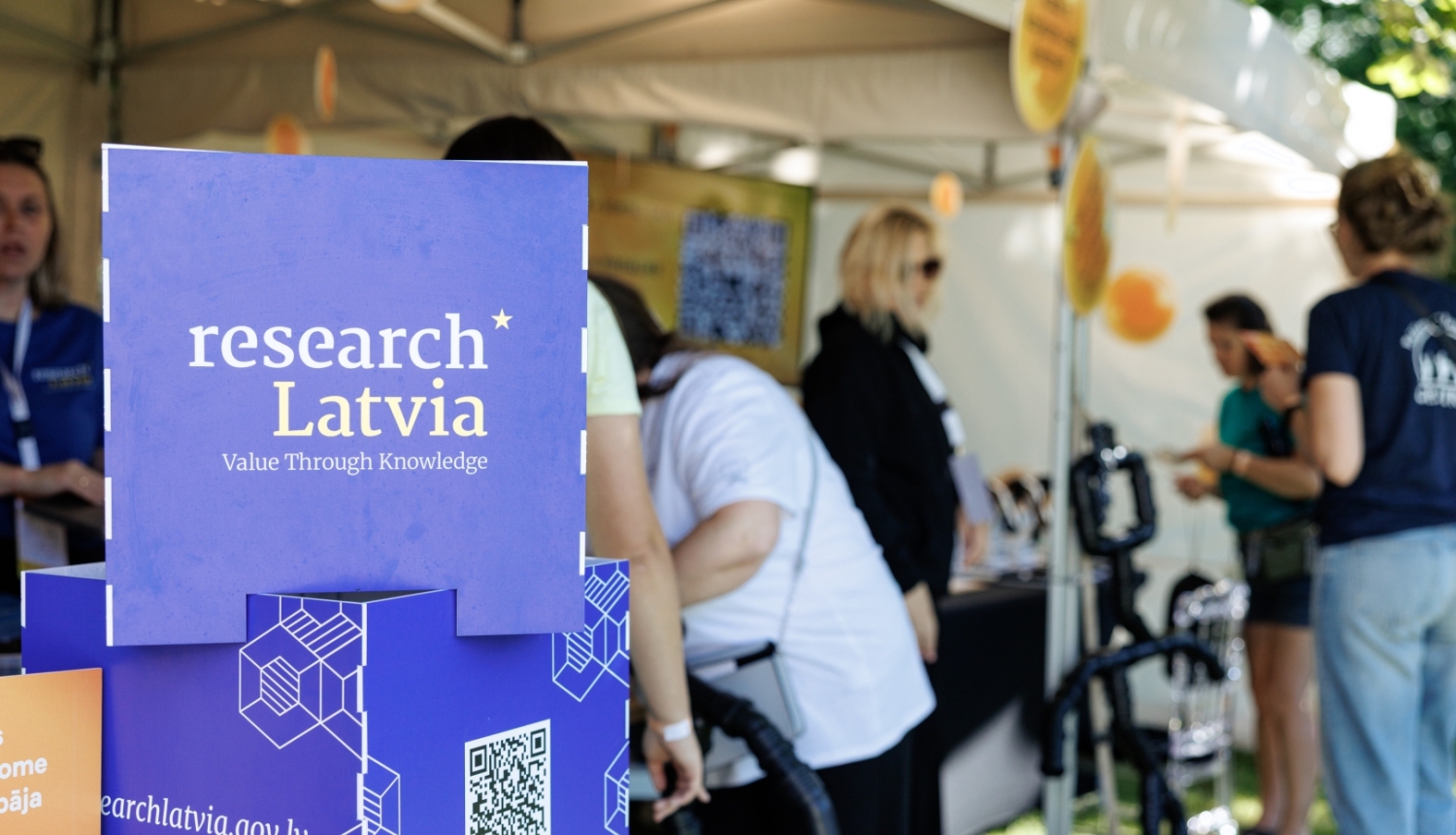 Ilustratīvs attēls ar researchLatvia informatīvajiem kubiem, uz kuriem attēlots projekta logo un qr kods