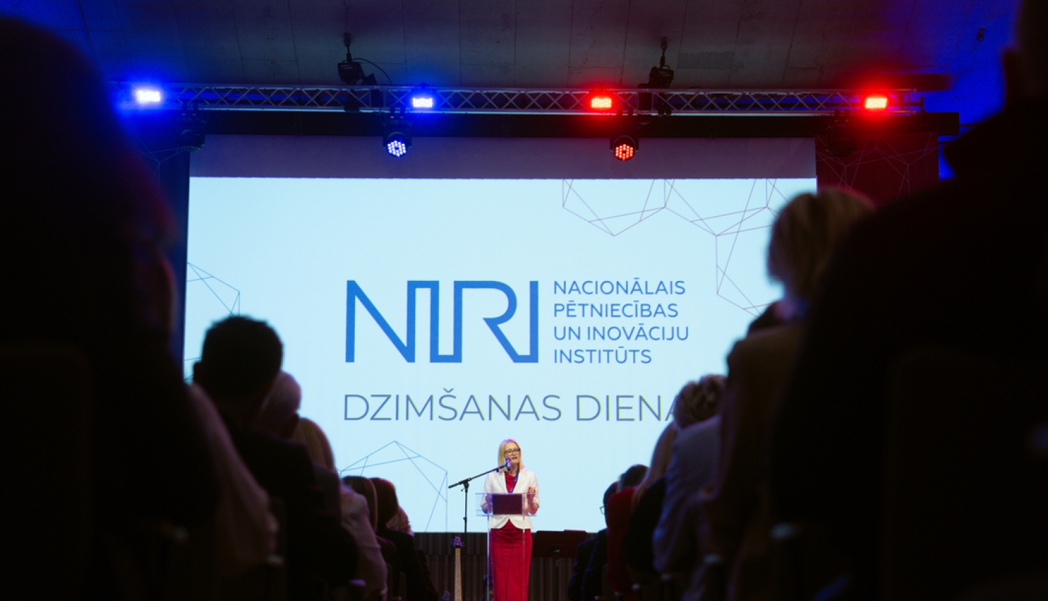 NIRI publicitātes attēls no atklāšanas pasākuma