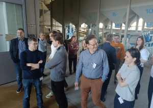 Atklāšanas pasākuma dalībnieki Empa Betona un asfalta laboratorijā