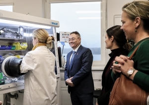 Šveices delegācija viesojas Cietvielu fizikas institūtā