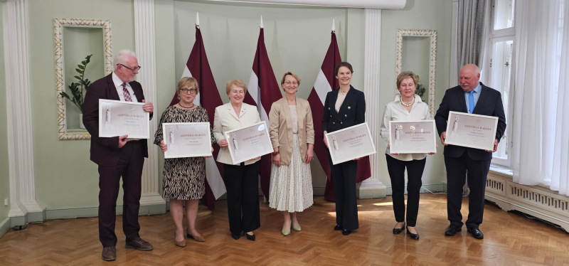 MK Atzinības rakstu saņēmēji kopā ar izglītības un zinātnes ministri Daci Melbārdi