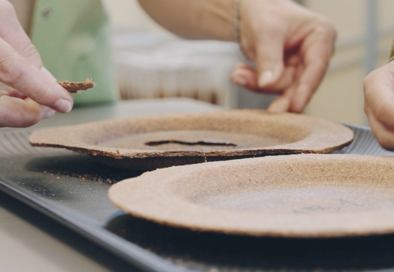 Ēdamie šķīvji, kas gatavoti no klijām un augļu spiedatliekām