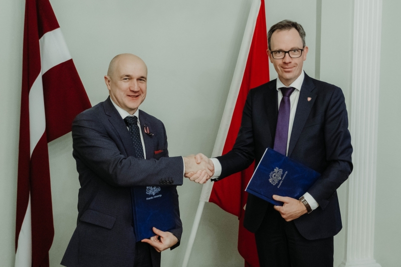 Finanšu ministrijas valsts sekretāres vietnieks ES fondu jautājumos Armands Eberhards un Šveices Konfederācijas vēstnieks Martēns Mišlē pēc sadarbības līguma parakstīšanas