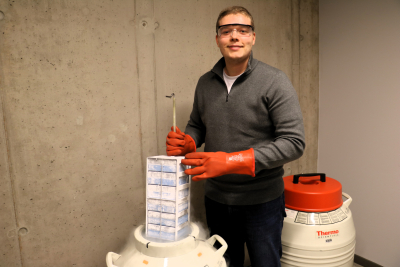 FLPP projekta “Sēklu mikrobioma raksturojums un dinamika nezāļu augsnes sēklu bankā” pētnieks laboratorijā