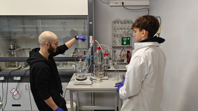 Gustavs Lukašs – Rīgas Valsts 1. ģimnāzijas 11. klases skolēns ar pētenieku laboratorijā