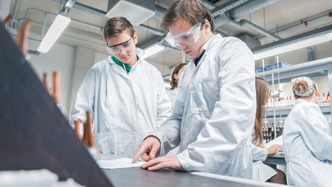Divi pētnieki laboratorijā (LU, Toms Grīnbergs)