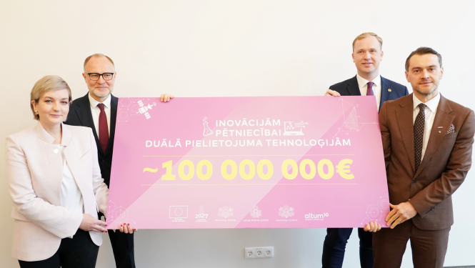 No kreisās: Latvijas Zinātnes padomes direktore Lauma Muižniece, Aizsardzības ministrs Andris Sprūds, Ekonomikas ministrs Viktors Valainis, ALTUM valdes priekšsēdētājs Reinis Bērziņš.