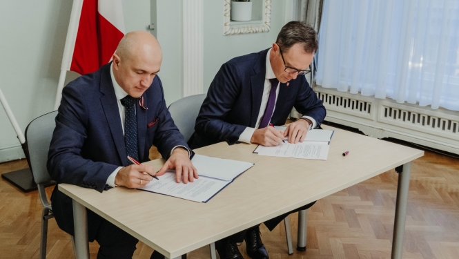 Šveices Konfederācijas vēstnieks Latvijā Martēns Mišlē (Martin Michelet) un Finanšu ministrijas valsts sekretāres vietnieks Eiropas Savienības (ES) fondu jautājumos Armands Eberhards  paraksta Latvijas-Šveices sadarbības līgumu