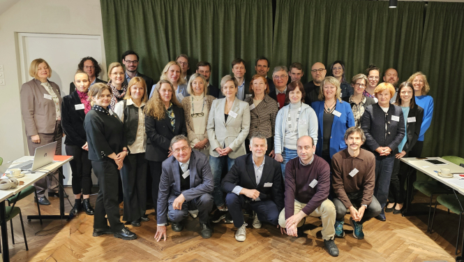 Latvija uzņem Eiropas pētniecības un inovāciju padomju sekretariātu tikšanos. Visi tikānās dalībnieki kopbildē