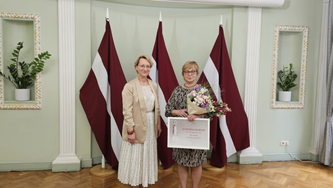 Izglītības un zinātnes ministre Dace Melbārde (pa kreisi) un Maija Bundule