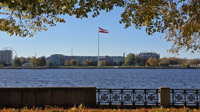 Skatu uz AB dambi ar Latvijas valsts karogu 