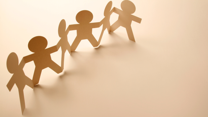 no papīra izgrieztas figūriņas