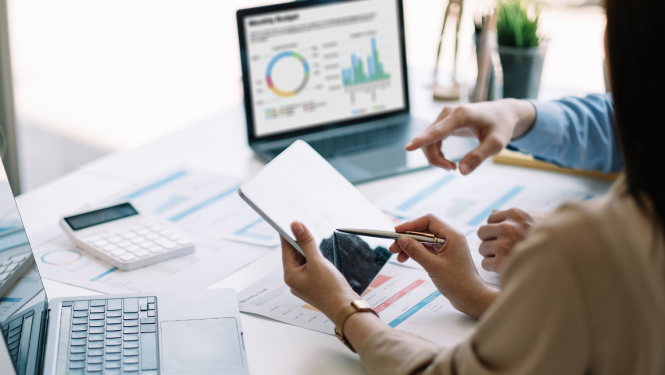 Galds ar datoriem un dažādiem izdrukātiem materiāliem