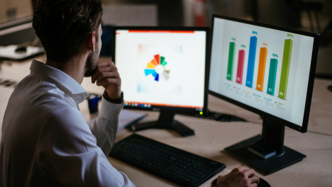 Pētnieks pie datora