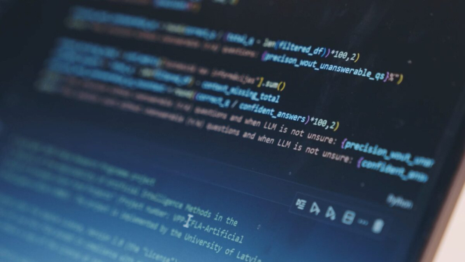 Datora ekrāns, kurā redzama mākslīgā intelekta darba vide