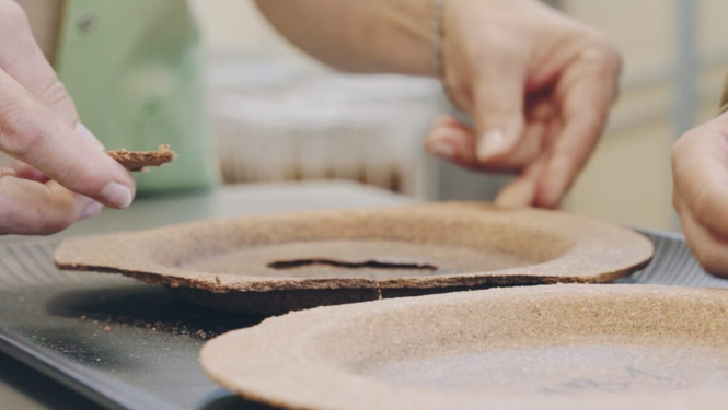 Ēdamie šķīvji, kas gatavoti no klijām un augļu spiedatliekām