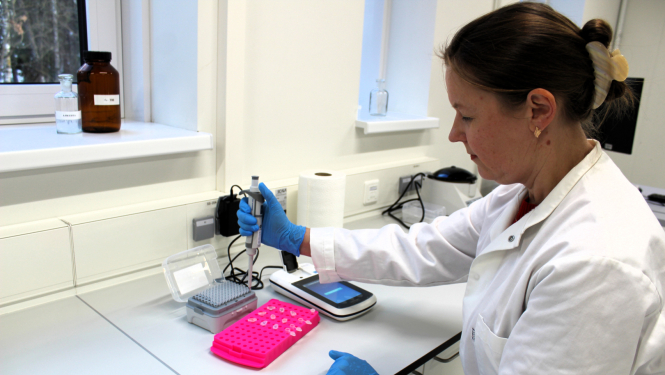 FLPP projekta vadošā pētniece Dr. biol Renāte Ranka laboratorijā