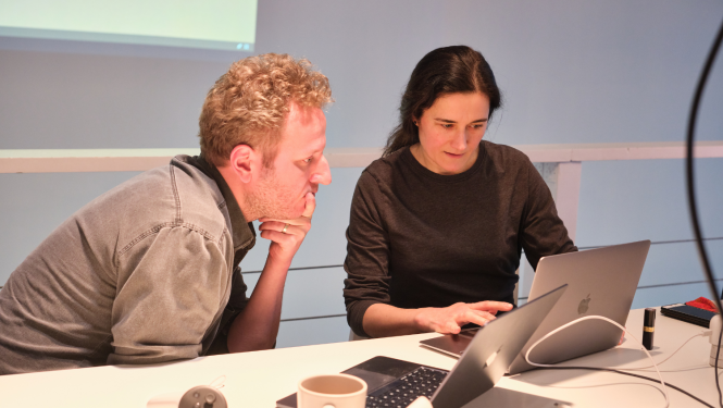 Ieva Gintere ar projekta EcoMind radošo inženieri Rogier Jupijn (RISEBA). Foto: Vera Grāvīte-Lapere