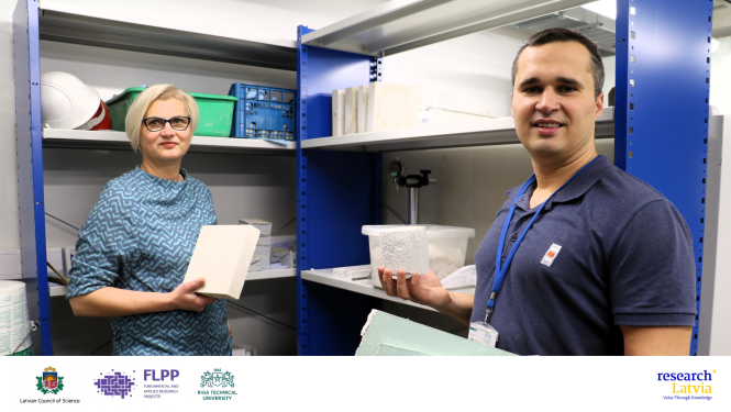 RTU pētnieki rāda projekta ietvaros izveidotos materiālus