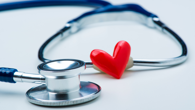 Stetoskops ar sirds formas piespraudi