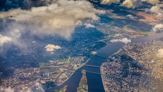  Skats uz Rīgu un Daugavu, tiltiem un mākoņiem virs pilsētas.