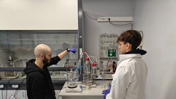 Gustavs Lukašs – Rīgas Valsts 1. ģimnāzijas 11. klases skolēns ar pētenieku laboratorijā