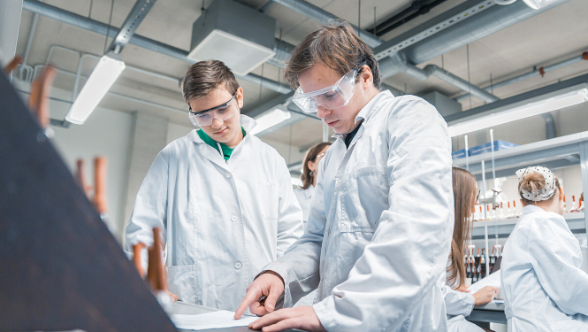 Divi pētnieki laboratorijā (LU, Toms Grīnbergs)