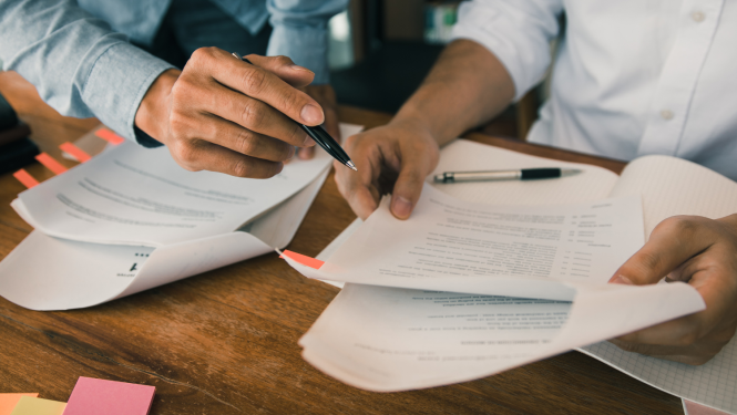 Ilustratīvs attēls - cilvēki pārskata dokumentus