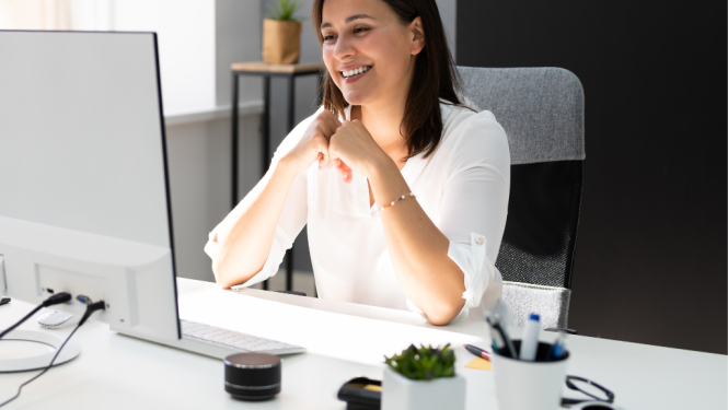 Sieviete sēž pie datora