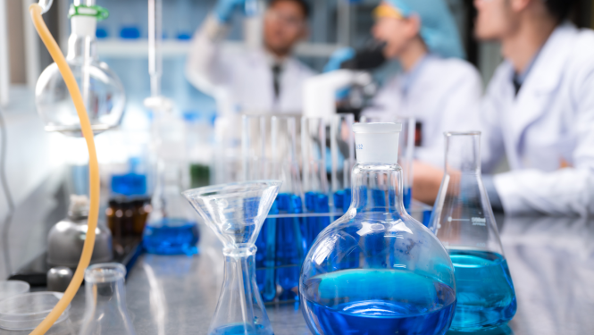 Kolbas ar šķidrumu laboratorijā 