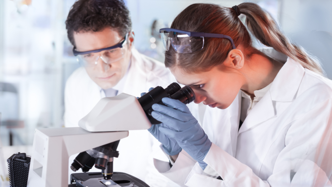 Divi pētnieki laboratorijā