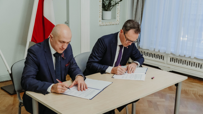 Šveices Konfederācijas vēstnieks Latvijā Martēns Mišlē (Martin Michelet) un Finanšu ministrijas valsts sekretāres vietnieks Eiropas Savienības (ES) fondu jautājumos Armands Eberhards  paraksta Latvijas-Šveices sadarbības līgumu