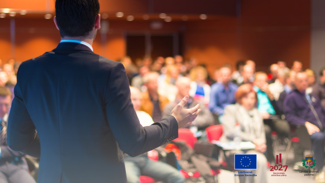 Konferences dalībnieks sarunājas ar zāli