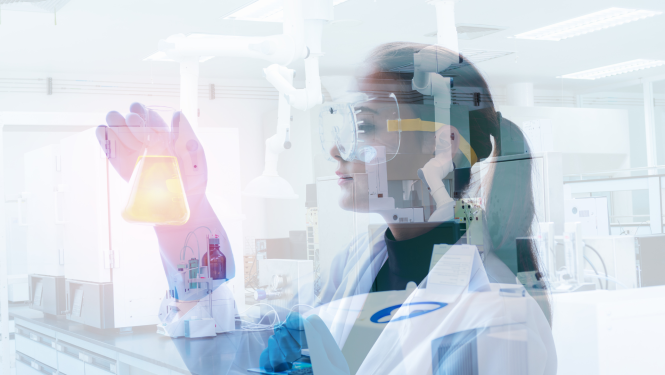 Zinātniece laboratorijā