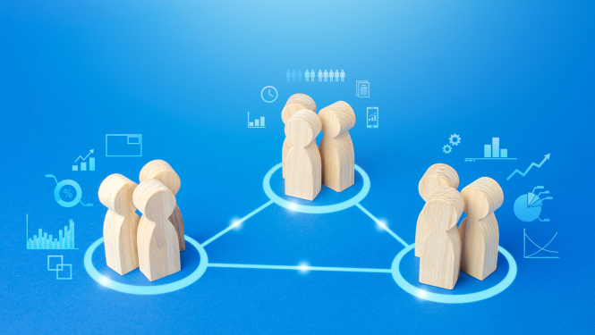 Ilsutratīvi attēlota sadarbība starp trīs iesaistītajām pusēm, koka figūru un garfisku ikonu kopums