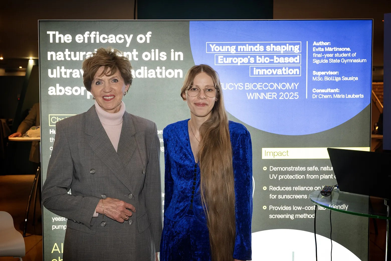 EUCYS 2025 bioekonomikas balvas ieguvēja Evita Mārtinsone Briselē