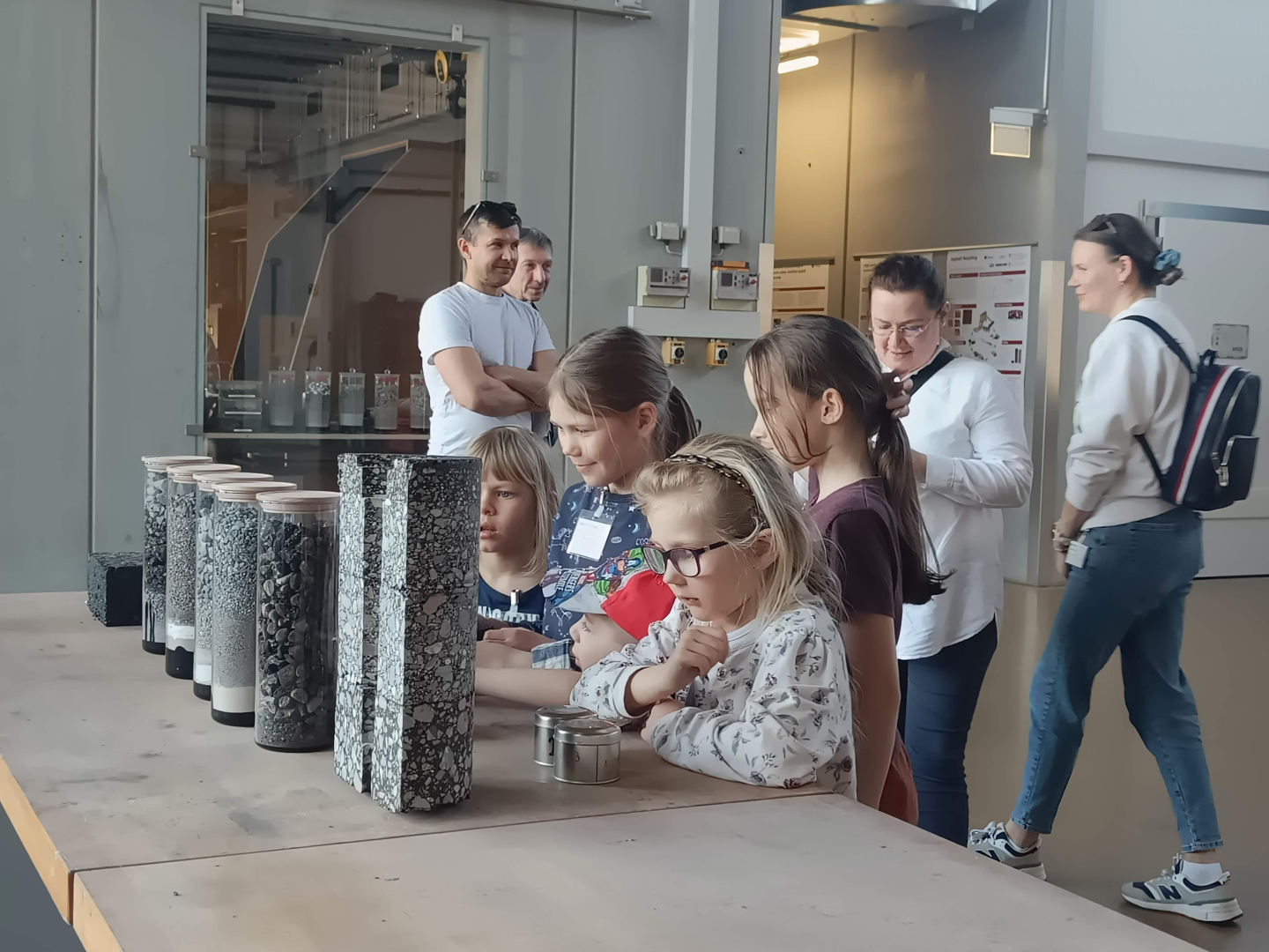 Topošie znātnieki (jaunā paaudze) pēta asfalta paraugus