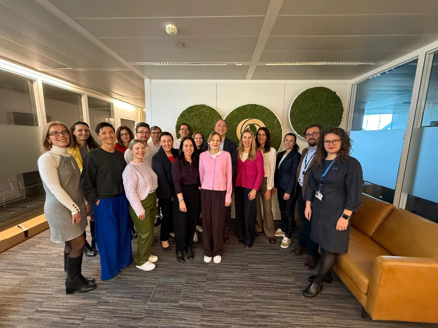 EUCYS 2025 bioekonomikas balvas ieguvēja Evita Mārtinsone Briselē