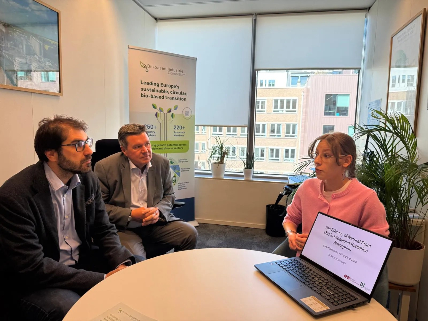 EUCYS 2025 bioekonomikas balvas ieguvēja Evita Mārtinsone Briselē