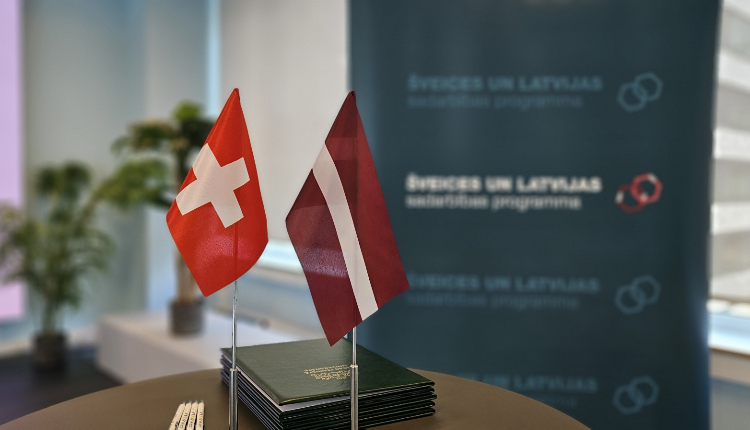 Šveices un Latvijas karogi sadarbības programmas projekta atklāšanas pasākumā RTU